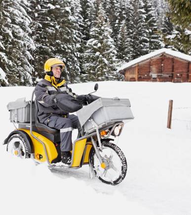 Paketbote stellt Sendungen auch bei hohem Schnee zu